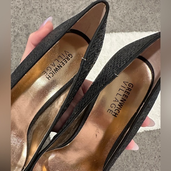 Greenwich village black shiny close toed heels | size 6 - Picture 5 of 5